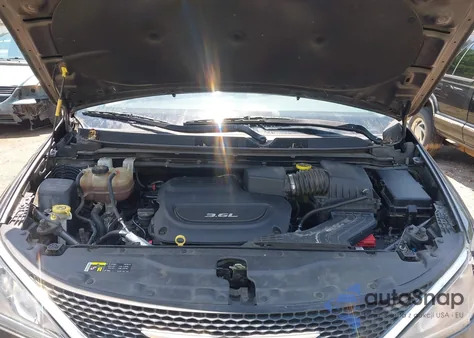 2017 Chrysler Pacifica Touring-L z USA, uszkodzony, nr VIN 2C4RC1BG1HR711870